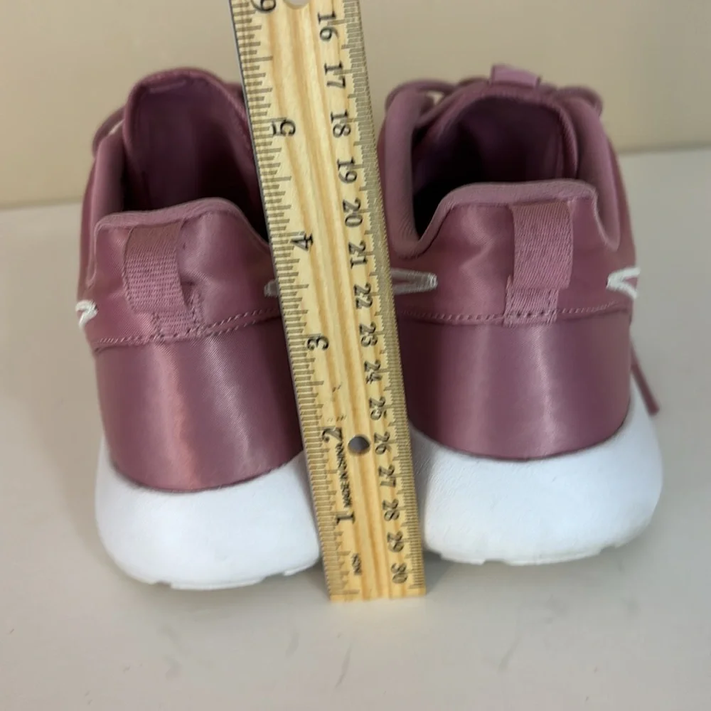 Nike Roshe One (gs) Big Kids Women’s Pink  Satin Shoes size 5Y 599729-618